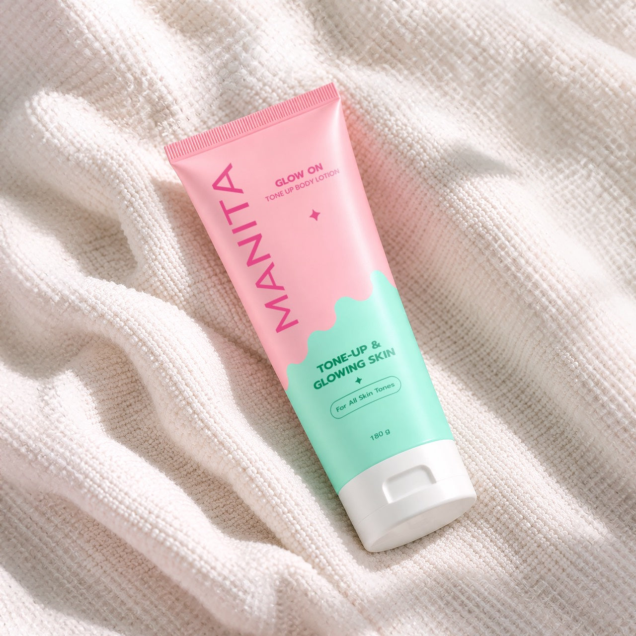 MANITA Glow On ขนาด 180 กรัม บนผ้าสีครีม